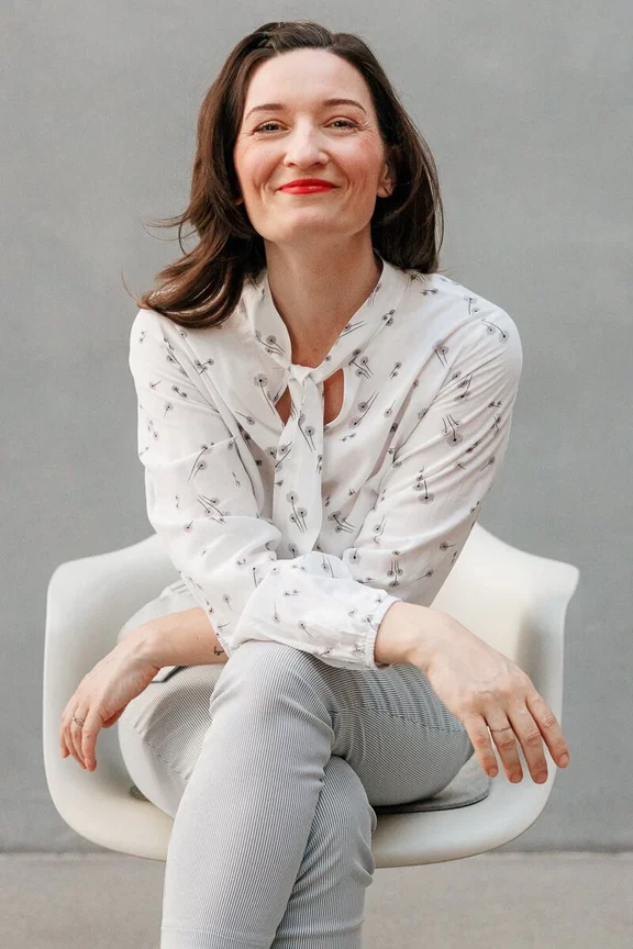 Helle Kleidungsstücke mit zarten Details schmeicheln dem Auge. Helle Kleidungsstücke mit zarten Details schmeicheln dem Auge.