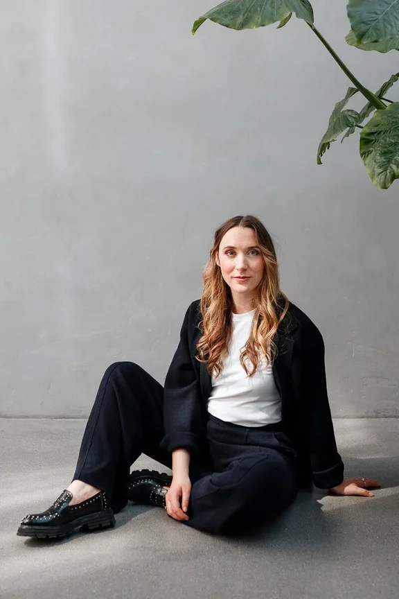 Personal-Branding.Business-Portrait einer Frau: Sie trägt einen dunkelblauen Blazer mit einem weißen Shirt, hat schulterlanges blondes Haar und lächelt freundlich vor einem hellgrauen Hintergrund. Personal-Branding.Business-Portrait einer Frau: Sie trägt einen dunkelblauen Blazer mit einem weißen Shirt, hat schulterlanges blondes Haar und lächelt freundlich vor einem hellgrauen Hintergrund.