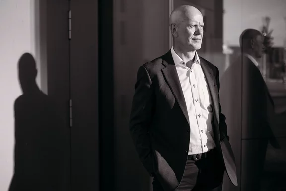 Porträt von Alex Deitermann 'Take no fake' Porträt von Alex Deitermann mit dem Schriftzug 'Take no fake'