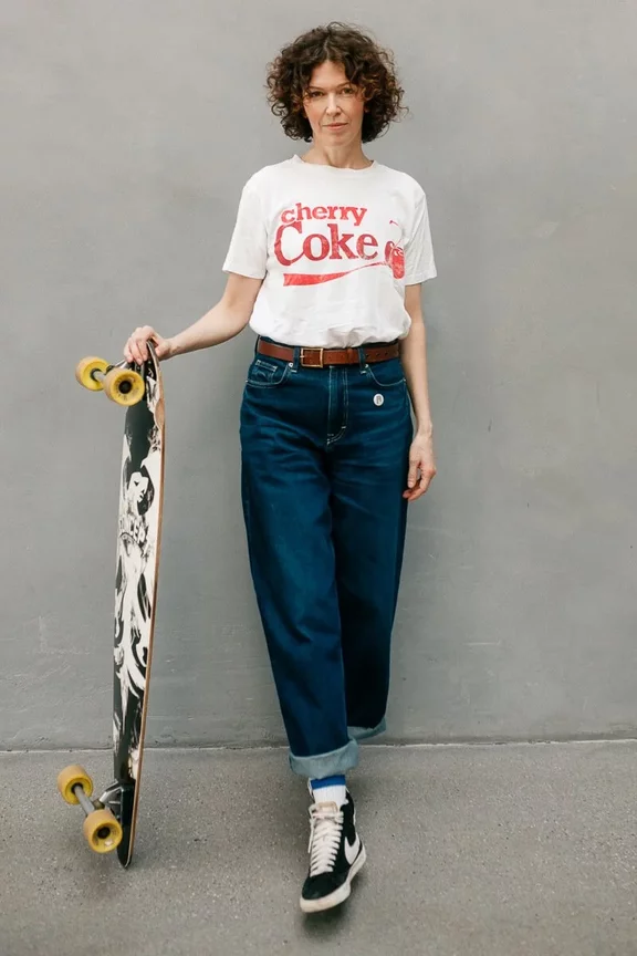 Personal Brandung Portrait einer Frau für Personal Branding: Sie trägt ein weißes Oberteil, eine beigefarbene Jacke und lächelt selbstbewusst vor einem hellgrauen Hintergrund Personal Brandung Portrait einer Frau für Personal Branding: Sie trägt ein weißes Oberteil, eine beigefarbene Jacke und lächelt selbstbewusst vor einem hellgrauen Hintergrund