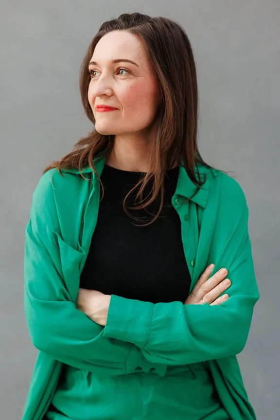 Business-Branding-Portrait einer Frau: Sie trägt einen schwarzen Blazer und ein weißes Oberteil, schaut freundlich in die Kamera und sitzt vor einem neutralen, grauen Hintergrund Business-Branding-Portrait einer Frau: Sie trägt einen schwarzen Blazer und ein weißes Oberteil, schaut freundlich in die Kamera und sitzt vor einem neutralen, grauen Hintergrund