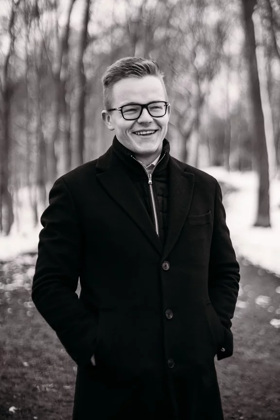 Porträt von Niklas Klein, Gründer von Socialmate, aufgenommen von Christian Manthey, Business-Fotograf aus Berlin. Porträt von Niklas Klein, Gründer von Socialmate, aufgenommen von Christian Manthey, Business-Fotograf aus Berlin.