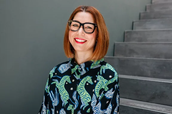 Branding-Business-Portrait einer Frau: Das Bild zeigt eine Frau in professioneller Business-Kleidung. Sie trägt eine elegante Bluse mit den Farben, schwarz, grün und blau und posiert mit einem dezenten Lächeln für ein Porträtfoto. Der Hintergrund ist Branding-Business-Portrait einer Frau: Das Bild zeigt eine Frau in professioneller Business-Kleidung. Sie trägt eine elegante Bluse mit den Farben, schwarz, grün und blau und posiert mit einem dezenten LäcBranding-Business-Portrait einer Frau: Das Bild zeigt eine Frau in professioneller Business-Kleidung. Sie trägt eine elegante Bluse mit den Farben, schwarz, grün und blau und posiert mit einem dezenten Lächeln für ein Porträtfoto. Der Hintergrund istheln für ein Porträtfoto. Der Hintergrund ist weich und u